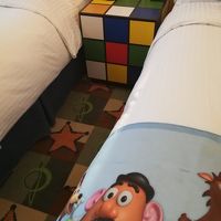 ベッドサイドテーブルがルービックキューブ！？