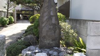 参道入口に自然石がないと見逃してしまいそうな日蓮宗の寺院です
