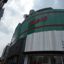 見上げる感じで