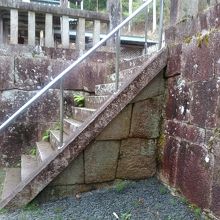 急な階段を登ります