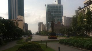 人民委員会庁舎近くに立っている