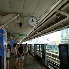 道路の真ん中に駅が有ります