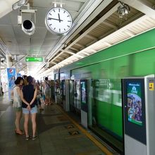 ホームドアが有るので電車が侵入しても安全です