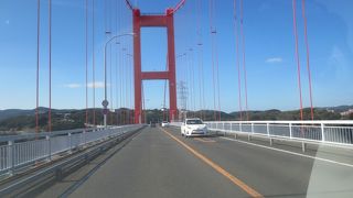 赤い色が海に映える