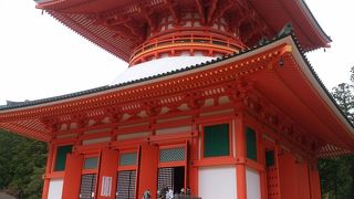 朱色の巨大で綺麗な建物