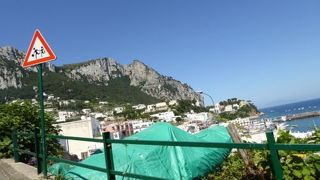 バカンスシーズンのバスは大混雑