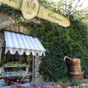 「Giardini d'Augusto」の近くにある本店は優雅な買い物ができます