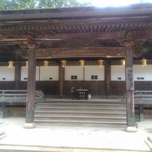 御影堂わ近距離から写したもの