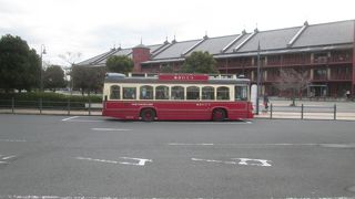 レトロな赤いバス