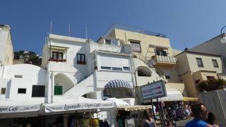 港周囲にはカフェがたくさんあり、船の待ち時間に便利