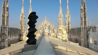 ドゥオ－モの屋上(テラス)はオ－プンと同時に入場すると混み合わずゆっくり楽しめます。