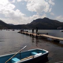 ビジターセンター前のボート屋さん。３０分で１５００円也。