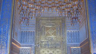 レギスタン広場正面から向かって中央、天井画に息を呑む