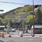 厳原の町並みの中心に鎮座する八幡宮