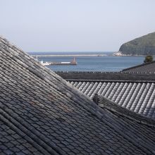 屋根瓦越しに海も見える