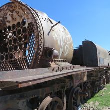 列車が無残に置かれています