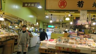 何でもそろう自由市場(乾物、鮮魚、野菜、果物)