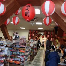 地下のお土産屋さんの無効に入場口