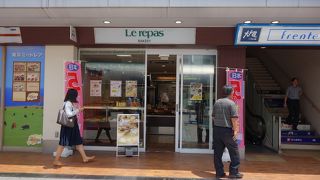 駅前の便利なパン屋さん