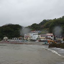 ビーチは泥んこでした。