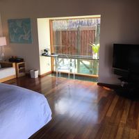 デスクの下がガラス張りになってます