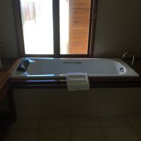 バスタブからも外がみえます。アメニティーにキャンドルもありま