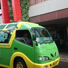 スミニャックスクエアの入り口にとまるクラクラバス