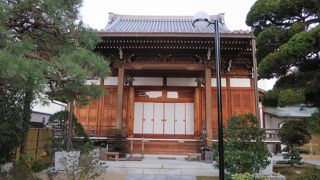 街の中心部にある寺