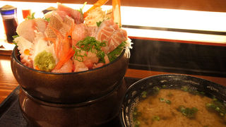 地魚たっぷり海鮮丼