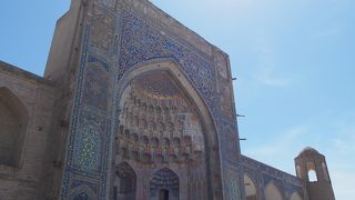 ウルグベクメドレセの対面にあります