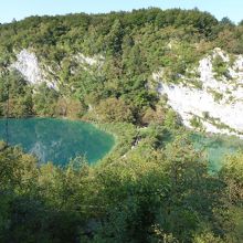左がカルデロバツ湖。右がノバコビッツア・ブロッド湖