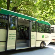 園内の長距離移動に使う電気自動車