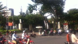 ミニホテルや安いレストラン等が並んでいる