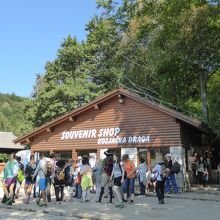 湖畔にある土産物屋