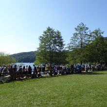 遊覧船待ちの行列