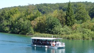 遊覧船で横断すると実に爽快