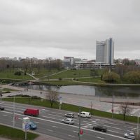 部屋からの眺望、川のそばで公園があります