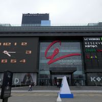 近所にある出来たばかりのショッピングセンターテナントは半分