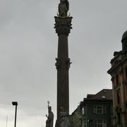 街の中心の記念柱