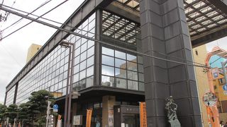 開場を待つ人たちが並んでいました