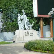 インドシナ戦争の戦没者記念の像