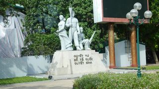 インドシナ戦争の戦没者記念の像