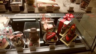 カフェも併設していてパン、チョコ、ケーキなど買えます