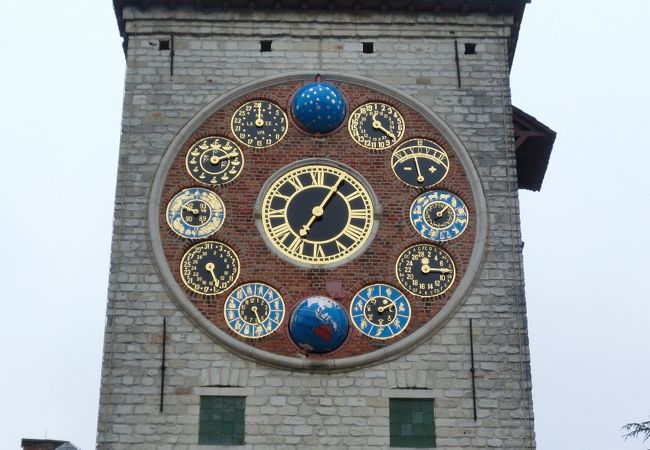 天文時計が美しい塔です