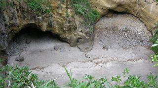 波が造った海辺の洞窟