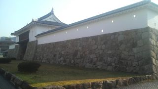 西舞鶴駅近く、城壁や門、櫓などまあまあの見ごたえ