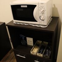 フロント横の部屋に電子レンジや箸、新聞など揃っています