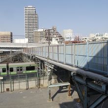 谷中霊園側から見た跨線橋の側面と東日暮里側の階段