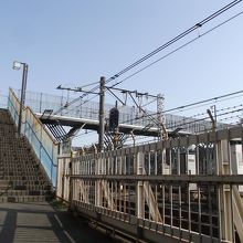 東日暮里側の階段 (自転車も通れるようスロープ付)