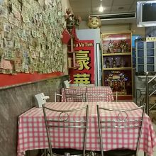 お札の貼られた壁